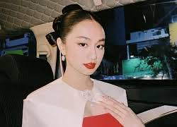 Con không chịu theo ai ngoài mẹ, ông bố liền mặc váy cosplay y sì vợ