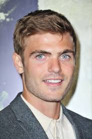 Newcomer Alex Roe joins Chloe Grace Moretz in 'The 5th Wave'