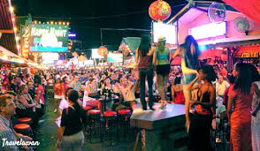 Kuliah pun dilaksanakan hampir tiap hari, dari pagi hingga sore atau (kadang) malam hari. 7 Atraksi Wisata Menarik Di Phuket Thailand Travelawan By Awan Yulianto Travel Blogger Indonesia