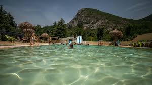 Espace Aquatique Avec Piscine Couverte Et Chauffee En Ariege Á Des Grottes