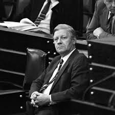 Mit ihrer arbeit will die stiftung die historischen verdienste helmut schmidts würdigen und darüber hinaus die themen, die den vordenker bewegten, in die. Helmut Schmidt Der Lotse Der Deutschen Politik