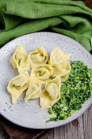 Tortellini Mit Gruner Spargelcreme Fullung Fruhling In Der Pasta Kuechenchaotin Pastamaker Kuchenchaotin Hausgemachte Nudeln