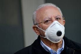 De luca pensa di essere la merkel e dispone delle vite di centinaia di commercianti e ristoratori senza nemmeno interpellarli preventivamente. Nuovo Focolaio In Campania Vincenzo De Luca Da La Colpa Agli Ingressi Incontrollati Dall Estero L Huffpost