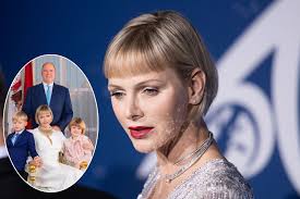 La princesse a même manqué les 10 ans de La Princesse Charlene De Monaco Divine Sur Le Nouveau Portrait Officiel De La Famille Princiere