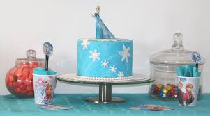 Pour chacun de nos modèles, des figurines en plastique accompagnent le gâteau de manière à ce que votre petite princesse puisse longtemps les garder et jouer avec avec ses amis lors de la fête d'anniversaire. Le Gateau Reine Des Neiges Liberee Delivree Cook Shop Le Blog