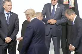 Bezczelne manipulacje łże mediów. Trump nie podał ręki Tuskowi. Tusk ten  gest wymusił. - mPolska24