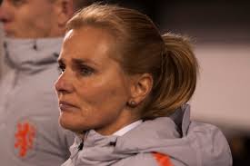 Jun 27, 2021 · frank de boer lijkt door te willen gaan als bondscoach van oranje, al wil hij de uitschakeling op het ek tegen tsjechië eerst laten bezinken voordat hij praat over zijn toekomst bij oranje. Oranje Sarina Wiegman Wordt Toegevoegd Aan Knvb Beeldentuin Vrouwenvoetbalnederland