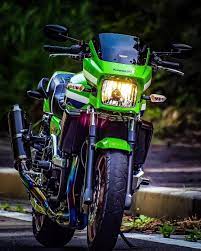 滑るような加速と鋭い走りを堪能できるカワサキ zrx1200daeg 今は珍しい角目 1灯ヘッドライトの相棒と 朝陽に向かって走り出そう こちらの素敵なお写真を撮影された mikenyanko daeg さんの愛車への想いをインタビューしました カワサキ 川崎バイク