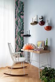 Con la tappezzeria, è possibile abbinare altri elementi che consentono di esaltare la bellezza del soffitto.ecco, quindi, qualche idea utile s u cosa utilizzare per arredare il soffitto in combinazione alla carta da parati: Idee Per Decorare Con La Carta Da Parati Moderna Living Corriere