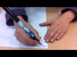 Chez les plus jeunes, les exercices de motricité sont primordiaux. Mauvaise Tenue De Crayon Youtube