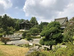 Großzügige parkanlagen bilden eine grüne achse quer durch düsseldorf. Little Tokio In Dusseldorf Japanisches In Der Stadt Am Rhein