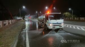 《徵求pm2.5檢測儀器一台，有可以租我或借我做實驗的朋友請跟我聯繫，地點在台中市北區》 這台也買了一年多了， 原本濾心每半年要換一次， 但我還沒換過， 用這個大絕招， 預計一個濾心可以用到一年甚至以上! Dpkzwaitslkgjm