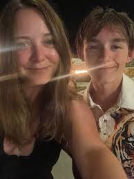 Hi All, can anyone help me get rid of the lighting going across my sister  face it's the only decent picture we got of each other 😊❤️ thank you mean  so much!!! 🥰