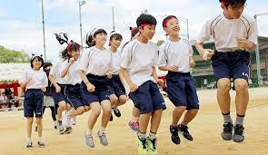 目次 1 京都大学の学部・学科と偏差値 2 京都大学とは？ 歴史や現在の特徴について 京都大学と言えば「自由な校風」が最大の特徴でしょう。 30年ほど前には、名物教授が年度初. ã‚¹ã‚¯ãƒ¼ãƒ«ãƒ©ã‚¤ãƒ• å­¦æ ¡æ³•äºº äº¬éƒ½å›½éš›å­¦åœ'