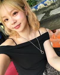 esme_thailand 每次來水上市場都要買碗椰子冰🥥🌺 吃起來有牛奶的味道配糯米超好吃！！！  我們租的是馬達船1500泰銖（但其實手划的1000泰銖就可以了） 馬達船可以繞到比較遠的地方