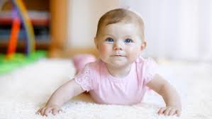 Bayi umur 6 bulan sudah bisa tersenyum, tertawa dan berceloteh. Perkembangan Bayi Usia 6 Bulan Mulai Mencoba Merangkak