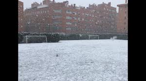 Hoy queremos contaros dónde a ir a jugar con la nieve cerca de madrid para que disfrutéis con vuestros hijos sin problemas ni masificaciones. Tras 7 Anos De Espera El Manto Blanco Llega A Madrid Nieve En Madrid 5 Febrero 2018 Youtube