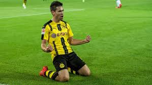 Bvb just confirmed that guerreiro will be out for three to four months.bvb write that the portuguese borussia dortmund muss in den kommenden monaten auf allrounder raphael guerreiro verzichten. Bundesliga Raphael Guerreiro Wird Im Eiltempo Zum Topfaktor Borussia Dortmund
