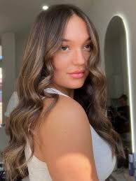 For my brunettes who love a natural, lived-in look but still want that  fresh salon glow ✨ Absolutely loved creating this Balayage and couldn't  have done it without @ashley.wyldmane & @behind.thevibes with