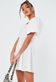 La robe cora mccall's c'est une robe femme fourreau au corsage tube ou camisole. Robe Courte Blanche En Popeline A Manches Bouffantes Et Effet Corsage Missguided