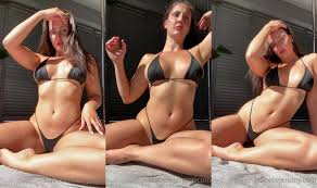 Hot Isabelle Eleanor Plays With Her Dildo | PimpBunny