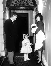 First lady jacqueline kennedy und ihre kinder, caroline kennedy und john f. Aussehen Wie Jackie Kennedy Ana Alcazar Magazine
