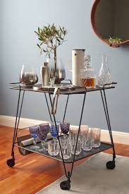 Barwagen Styling Klassiker Mit Viel Glas Silber Und Kontrastreichem Schwarz Hausbar Deko Barwagen Dekorieren Servierwagen Bar Servierwagen Dekor Barwagen