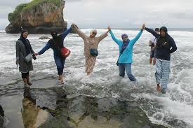 Objek wisata ini tidak seperti pemandian air panas pada umumnya. Pantai Krakal Destinasi Wisata Gunungkidul Yang Murah Meriah