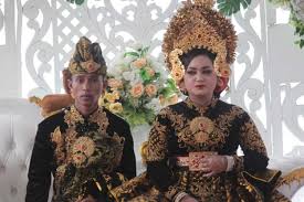 Sbg baju keseharian saat ini masih dipakai o/ sedikit generasi2 namun busana ini populer sbg salah satu model baju adat perempuan sasak yg dipakai secara luas. Menangis Saat Mantan Datang Di Pernikahan Pengantin Perempuan Saya Tidak Sadar Saya Khilaf Halaman All Kompas Com