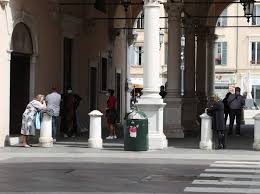 Brescia I Poveri Del Virus Fila Di Ore Al Banco Dei Pegni Servono Soldi Subito Corriere It