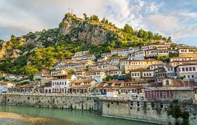 Vegetáriánusok örömére sok a zöldség, jellemző az olajbogyó, kedvelt a méz, a. Albania Top 10 Latnivaloja Balkaninfo