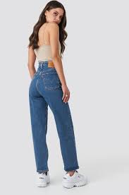 Price and other details may vary based on size and color. Le Jean Par Levi S A Une Taille Haute Des Jambes Droites Un Bouton De Fermeture Et Des Poches A L Avant Et Jeans Outfit Women Boyfriend Jeans Petite Outfits