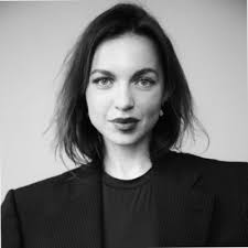 J'ai le plaisir de vous annoncer que j'occupe désormais le poste de social  media chez Okev .