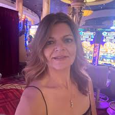 Where to find a full-sized metal bed or daybed for a daughter's room in  Tomball?