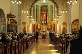 W ołtarzu głównym centralne miejsce zajmuje krzyż oraz po jego bokach płaskorzeźby patronów świątyni piotra i pawła. Kosciol Piotra I Pawla Opole Radio Doxa Fm Opole Kedzierzyn Nysa Raciborz