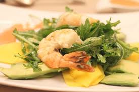 Black Tiger Garnelen Mit Avocado Mango Carpaccio Und Rucola Nothing To Say Und Hier Ist Das Rezept Http Wolkenfee Tiger Garnelen Garnelen Lebensmittel Essen