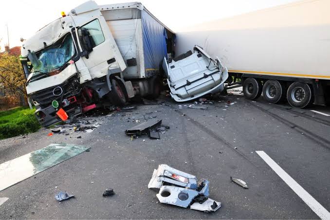 Truck Accident Lawyer Kenner assisting victims injured in a serious 18-wheeler collision on Interstate 10