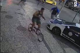 Segurança preso sob suspeita de linchamento em Copacabana foi depor usando a bicicleta da vítima