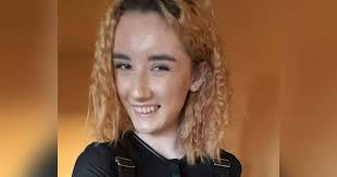 Lee Soo-Jun, scriitoarea de romane kung-fu. Şi-a schimbat oficial numele de  dragului lui Bruce Lee. „Primul roman l-am scris la 14 ani, în 28 de ore“