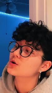 Kaiba's picks for androgynous/femboy hairstyles. Maihua Lee Maihuaisweird I M The King In 2021 Non Binary Haircuts Short Wavy Hair Androgynous Hair
