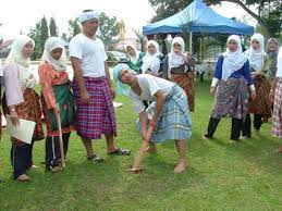 Permainan ini biasanya dimainkan minimal oleh dua orang dan dilakukan tak hanya itu, pada setiap permainan tradisional umumnya pasti memiliki pesan moral yang tersembunyi, begitu juga pada perahu jong ini. Sukan Rakyat Yang Confirm Menggamit Nostalgia Mana Satu Yang Korang Pernah Main Masa Kecil De Xandra