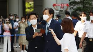 ▲지난 21일자 조선일보 기사(왼쪽)는 조국 전 장관의 딸과 조 전 장관의 일러스트를 넣었다. Q0hl9j7hcm4wm