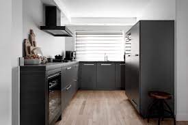 een donkergrijze keuken met witte wanden zwarte apparatuur en een licht houten vloer voorzien van wijnkoelkast van miele en keuken idee keuken keuken ideeen