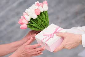 Molto dipende dalla persona a cui viene fatto il regalo, dal legame che vi. La Mano Dell Uomo Che Da Il Regalo Di Compleanno Ed Il Mazzo Dei Fiori Del Tulipano A Sua Moglie Foto Gratis