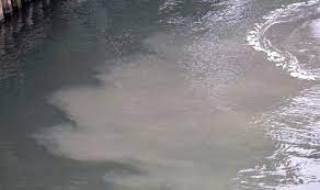 Cand visezi ca faci baie in apa murdara inseamna necaz. Interpretare Vis In Care Vezi Doar Apa Tulbure Dreamgeek Ro