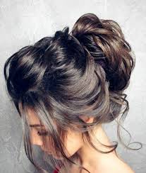 Lassige Hochsteckfrisur Fur Den Alltag Oder Party Dutt Frisur Frisur Hochgesteckt Hochsteckfrisur