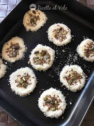 La parmigiana di melanzane in padella è una vera ricetta sciuè sciuè, una delle ricette che più faccio in estate perché sana. Cialde Di Parmigiano Croccanti Con Semini Misti Ricette Al Volo