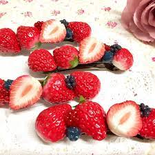 50 likes 1 comments a drop adrop sweets on instagram いちごのバレッタ ハンドメイド フェイクスイーツ イチゴ ヘアアクセサリー クリエーターズマーケット クリマ handmade fakesweets s フェイクスイーツ いちご イチゴ