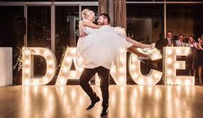 Es de las canciones que te pegan el pellizco y te invitan a pegar el primer salto. Baila Salsa En Tu Boda Bailedenovios