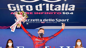 It feels like the portraits were deliberately damaged after the painting was. 9ruoseertfdxkm